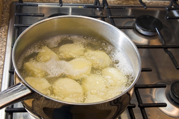 Aardappelen koken op een kookplaat