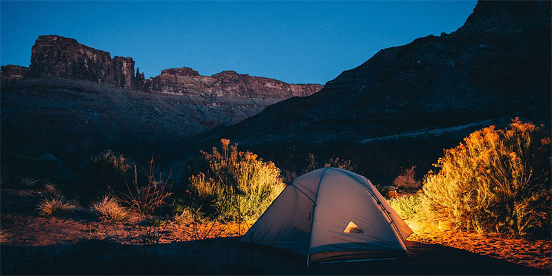 kamperen in de natuur met een 4 persoons tent