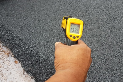 IR-thermometer meet de temperatuur van asfalt