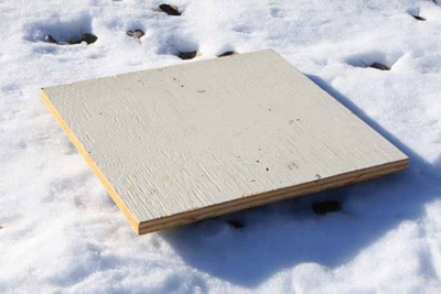 Snowboard wordt gebruikt om sneeuw te meten