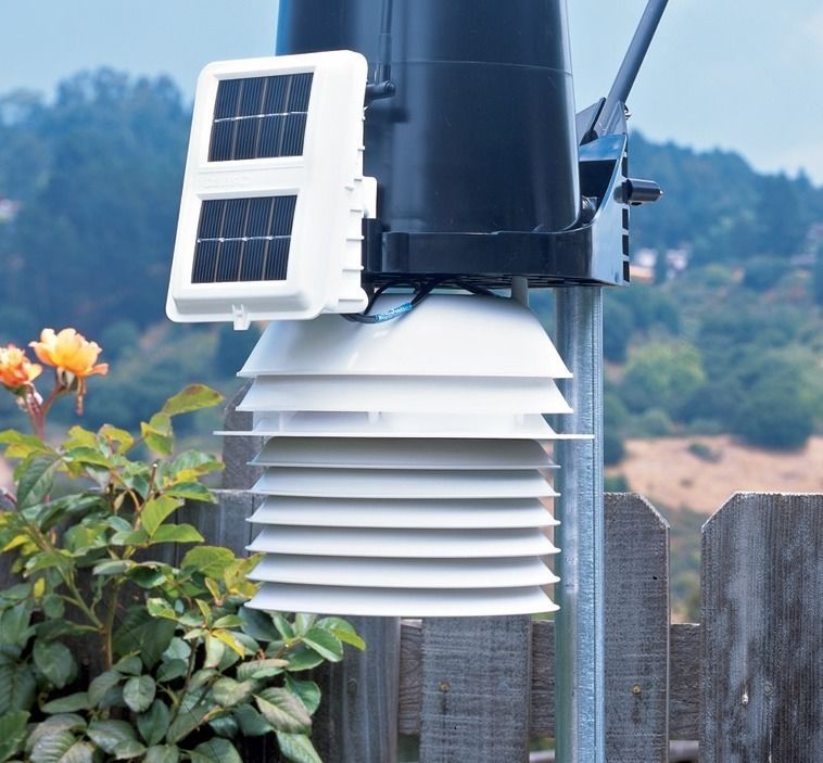 Davis Vantage Pro2 home weather station with a fan aspirated radiation shield