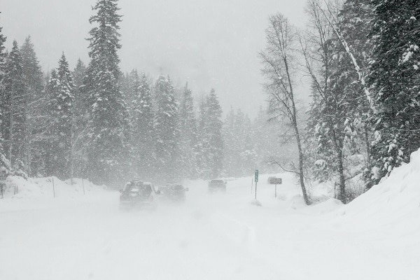 Vrachtwagens rijden in een sneeuwstorm